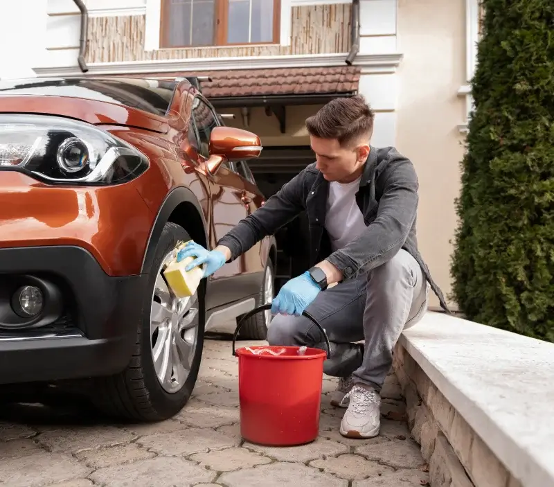 Lavage auto à domicile Moulins-le-Carbonnel : professionnel intervenant sur un véhicule